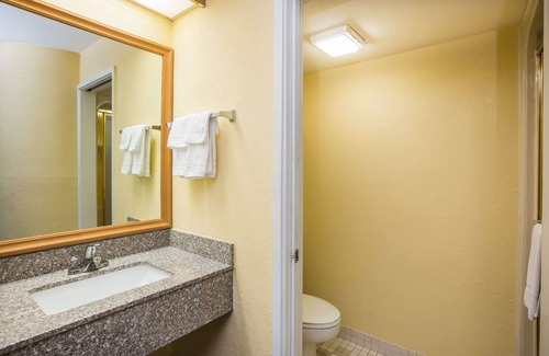 Blue Springs Hotel | Days Inn by Wyndham Blue Springs