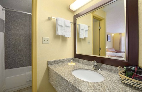 Dock Junction Hotel | Days Inn by Wyndham Brunswick/St. Simons Area