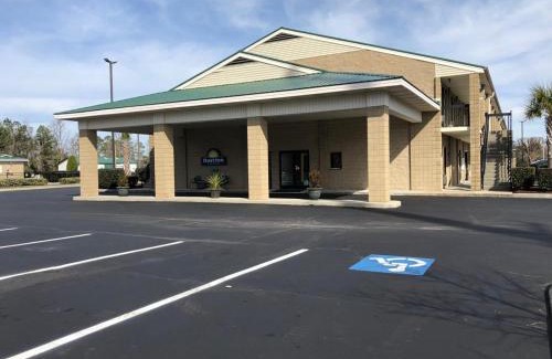 Peletier Hotel | Days Inn by Wyndham Cape Carteret