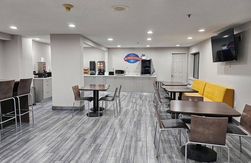 Quad Cities Hotel | Days Inn By Wyndham Davenport