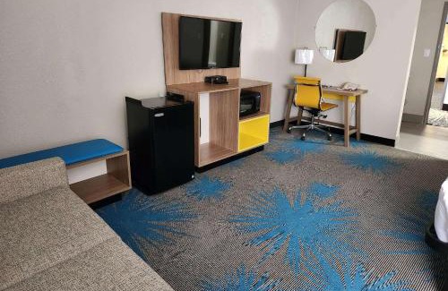 Quad Cities Hotel | Days Inn by Wyndham Davenport