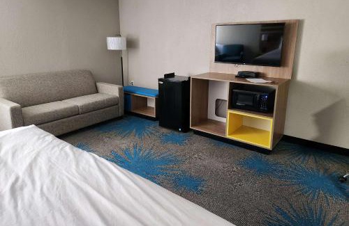 Quad Cities Hotel | Days Inn by Wyndham Davenport