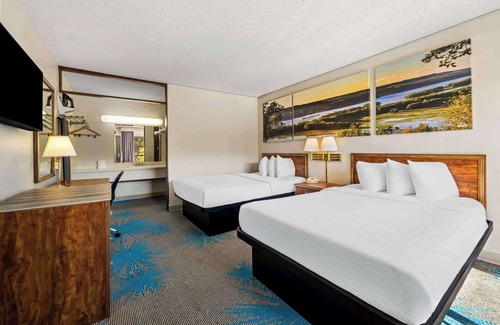 Dubuque Hotel | Days Inn by Wyndham Dubuque