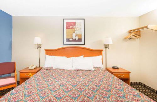 Effingham Hotel | Days Inn by Wyndham Effingham