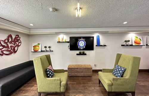 Lake Bluff Hotel | Days Inn by Wyndham Great Lakes Naval Base