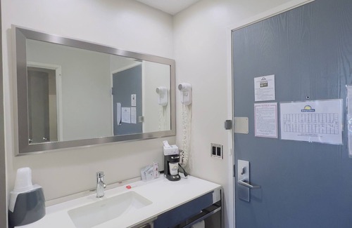 Lake Bluff Hotel | Days Inn by Wyndham Great Lakes Naval Base