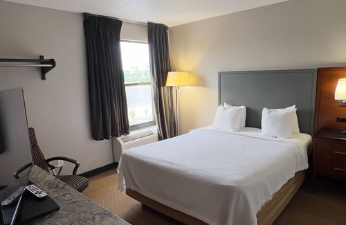 Lake Bluff Hotel | Days Inn by Wyndham Great Lakes Naval Base