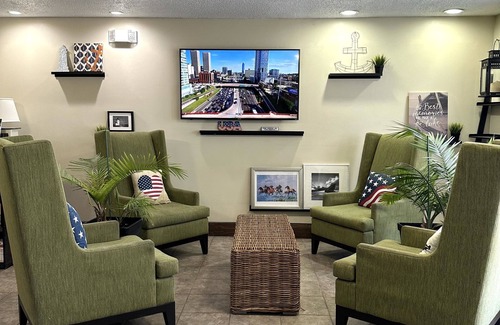 Lake Bluff Hotel | Days Inn by Wyndham Great Lakes Naval Base