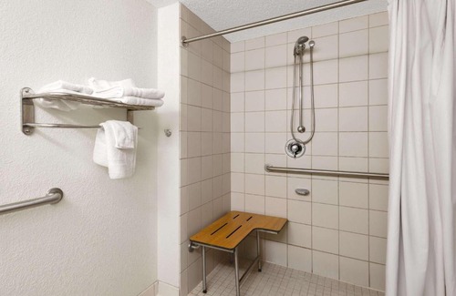 Geneva Hotel | Days Inn by Wyndham Geneva/Finger Lakes