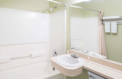 West Henrietta Hotel | Days Inn by Wyndham Henrietta/Rochester Area