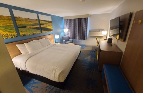 Watertown Hotel | Days Inn by Wyndham Johnson Creek