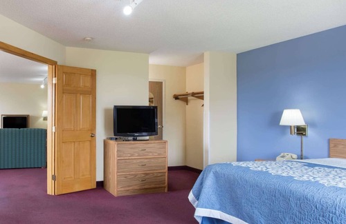 Watertown Hotel | Days Inn by Wyndham Johnson Creek