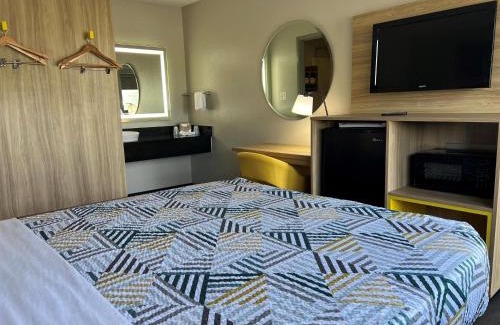 Randolph Hotel | Days Inn by Wyndham Kansas City Northeast