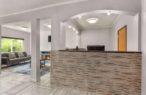 Waldron Hotel | Days Inn by Wyndham Kansas City International Airport