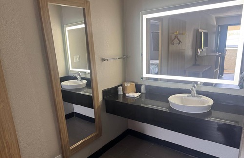 Randolph Hotel | Days Inn by Wyndham Kansas City Northeast