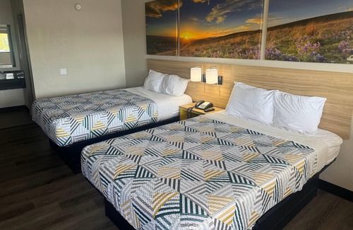 Randolph Hotel | Days Inn by Wyndham Kansas City Northeast
