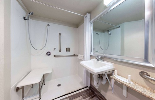Lathrop Hotel | Days Inn by Wyndham Lathrop