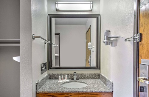 Le Roy Hotel | Days Inn by Wyndham Le Roy/Bloomington Southeast