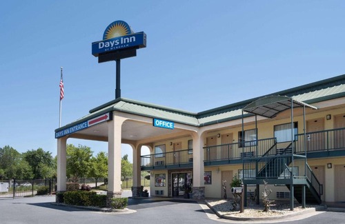 Macon Hotel | Days Inn by Wyndham Macon I-475