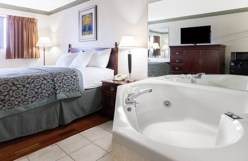 Maumee Hotel | Days Inn by Wyndham Maumee/Toledo