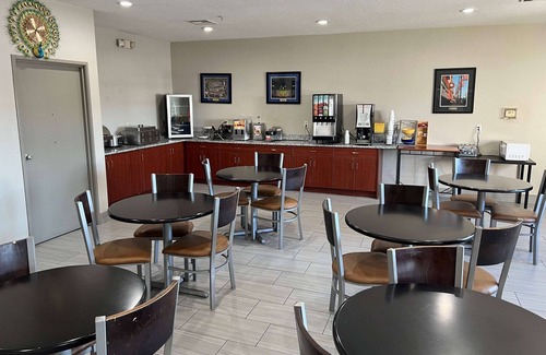 Kansas City Hotel | Days Inn by Wyndham near Kansas Speedway