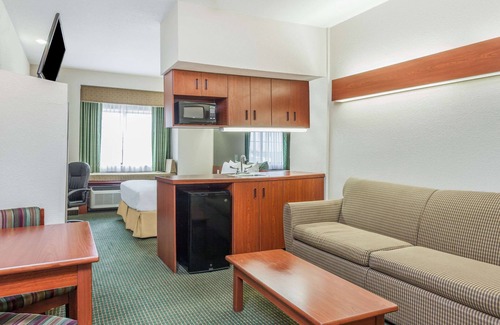 Kansas City Hotel | Days Inn by Wyndham near Kansas Speedway