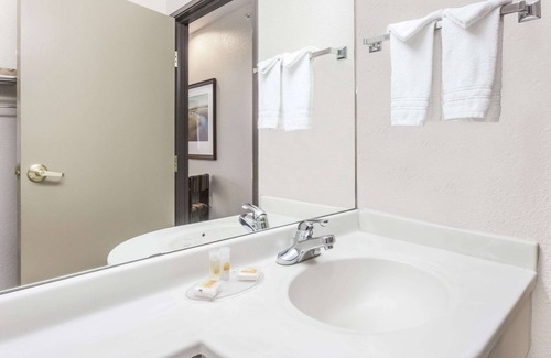 Kansas City Hotel | Days Inn by Wyndham near Kansas Speedway