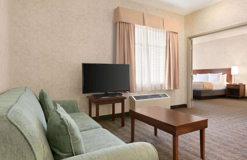 Ottawa Division Hotel | Days Inn by Wyndham Ottawa Airport