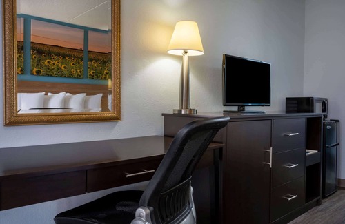 Perrysburg Hotel | Days Inn by Wyndham Perrysburg/Toledo