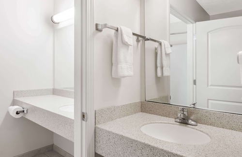 Pentwater Hotel | Days Inn by Wyndham Pentwater