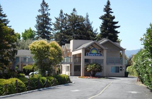 Redwood Oaks Hotel | Days Inn by Wyndham Redwood City
