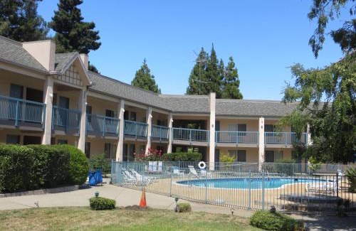 Redwood Oaks Hotel | Days Inn by Wyndham Redwood City