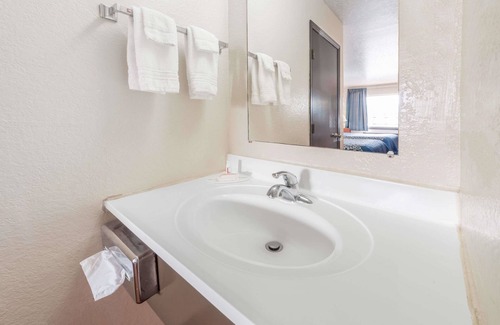 Russell Hotel | Days Inn by Wyndham Russell