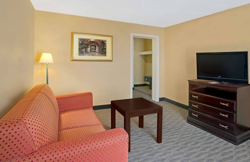 Downtown Hotel | Days Inn by Wyndham Silver Spring
