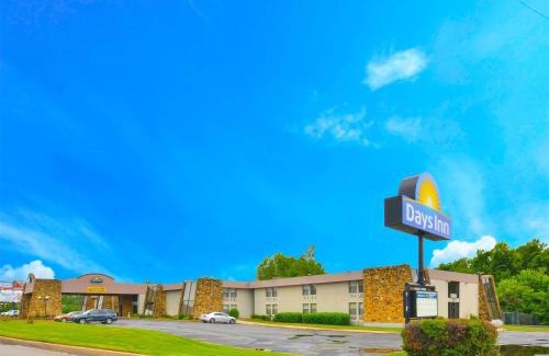 South Tulsa Hotel | Days Inn by Wyndham Southern Hills/ORU