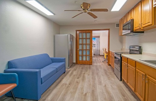 Hollywood Park Hotel | Days Inn by Wyndham Suites San Antonio North/Stone Oak