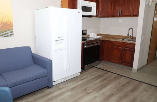 Hollywood Park Hotel | Days Inn by Wyndham Suites San Antonio North/Stone Oak