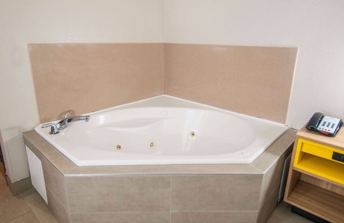 Hollywood Park Hotel | Days Inn by Wyndham Suites San Antonio North/Stone Oak