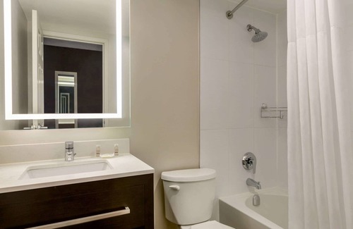 Northeast Mississauga Hotel | Days Inn by Wyndham Toronto West Mississauga