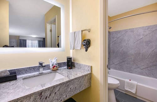 Bellmead Hotel | Days Inn by Wyndham Waco Near Downtown/University