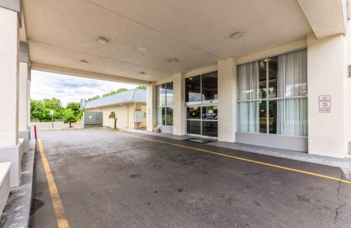Hollins Hotel | Days Inn I81 double bed room