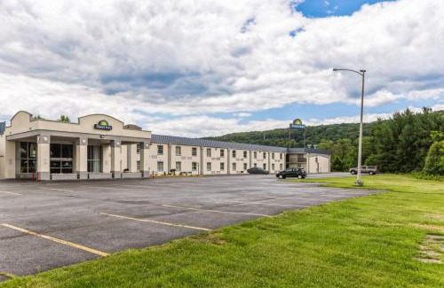 Hollins Hotel | Days Inn I81 double bed room