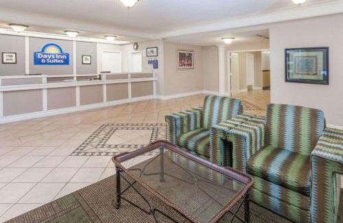 Arlington Heights Hotel | Days Inn & Suites by Wyndham Arlington Heights