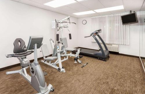 Arlington Heights Hotel | Days Inn & Suites by Wyndham Arlington Heights