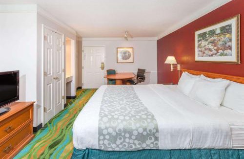Arlington Heights Hotel | Days Inn & Suites by Wyndham Arlington Heights