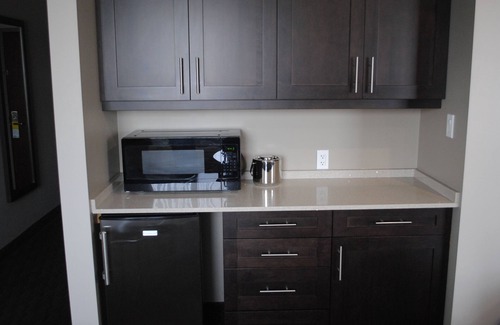 Lindsay Hotel | Days Inn & Suites by Wyndham Lindsay