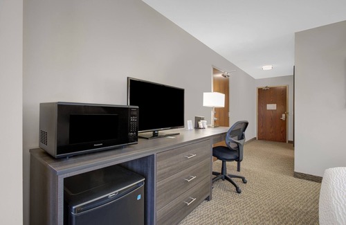 Lindsay Hotel | Days Inn & Suites by Wyndham Lindsay