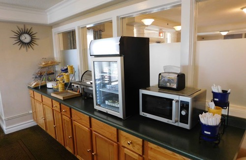 Arlington Heights Hotel | Days Inn & Suites by Wyndham Arlington Heights