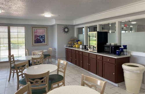 Arlington Heights Hotel | Days Inn & Suites by Wyndham Arlington Heights