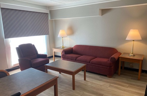 Arlington Heights Hotel | Days Inn & Suites by Wyndham Arlington Heights